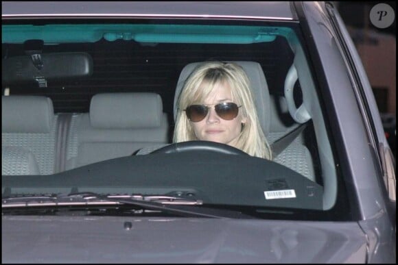 Reese Witherspoon est en colère contre les photographes alors qu'elle part en voiture après être allée dans un salon de manucure à Beverly Hills le 12 janvier 2010