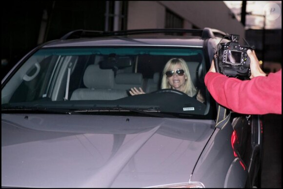 Reese Witherspoon est en colère contre les photographes alors qu'elle part en voiture après être allée dans un salon de manucure à Beverly Hills le 12 janvier 2010