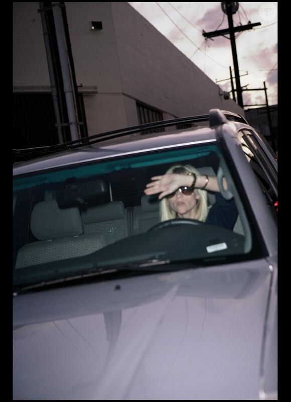 Reese Witherspoon est en colère contre les photographes alors qu'elle part en voiture après être allée dans un salon de manucure à Beverly Hills le 12 janvier 2010