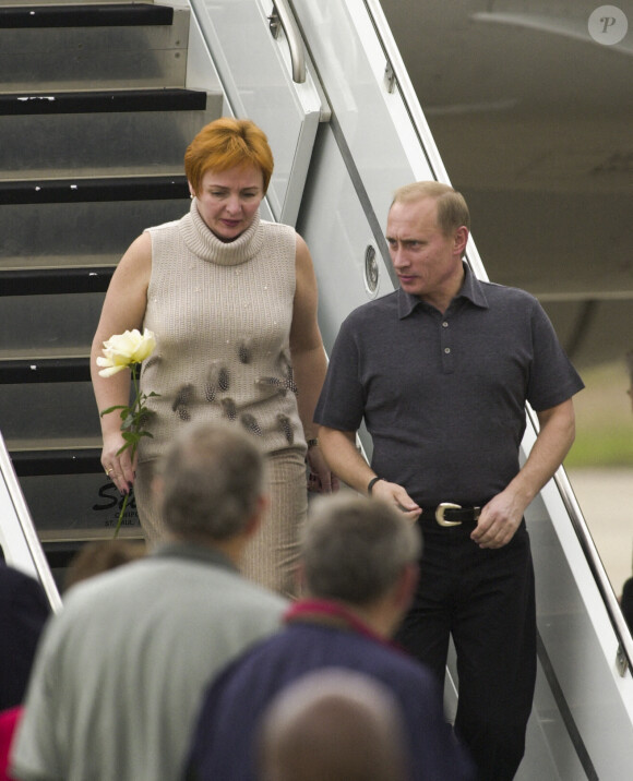 Vladimir Poutine et sa femme Lioudmila Poutina arrivant à l'aéroport de Waco au Texas le 14 novembre 2001