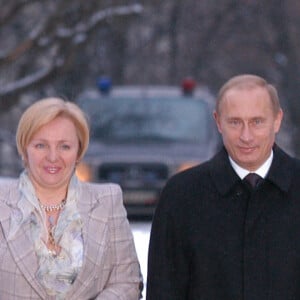 Vladimir Poutine et son épouse Lioudmila vont voter à Moscou le 7 décembre 2007