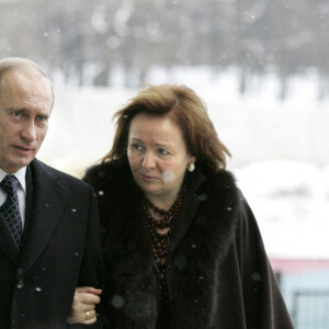 Vladimir Poutine et son épouse Lioudmila allant voter à Moscou le 2 décembre 2007