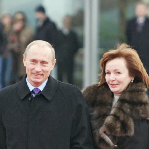 Vladimir Poutine et son épouse Lioudmila attendant un meeting avec le president George Bush et sa femme Lady Laura Bush à Moscou le 15 novembre 2006