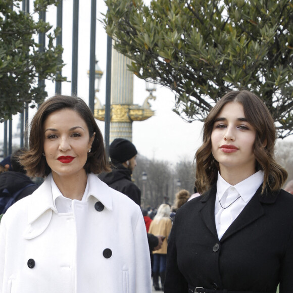 Nadia Farès et sa fille Shanna Leelee Chasman assistent au défilé de mode automne-hiver 2022/2023 "Christian Dior" au Jardin des Tuileries. Paris, le 1er mars 2022 © Denis Guignebourg / Bestimage