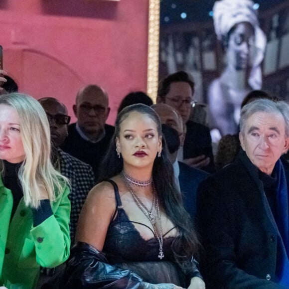 Frédéric Arnault, Xavier Niel et sa compagne Delphine Arnault, Rihanna (enceinte), Bernard Arnault, sa femme Hélène Mercier et Peter Marino assistent au défilé de mode automne-hiver 2022/2023 "Christian Dior" lors de la fashion week de Paris. Le 1er mars 2022 © Olivier Borde / Bestimage