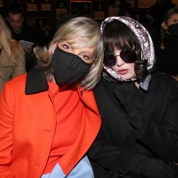 Hélène Arnault et Isabelle Adjani assistent au défilé Christian Dior, collection Prêt-à-porter Automne/Hiver 2022/2023, au Jardin des Tuileries. Paris, le 1er mars 2022. © Borde-Rindoff/Bestimage