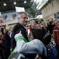 Jean Lassalle oblige une jeune femme à danser en plein salon de l'Agriculture !