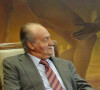 Le roi Juan Carlos reçoit le cheikh Abdullah Bin Zayed Al Nahyan des Émirats arabes unis, au palais de la Zarzuela à Madrid le 26 avril 2012.
