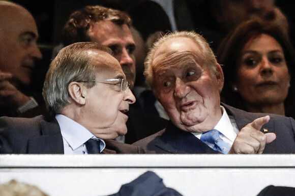 Le roi Juan Carlos Ier et Florentino Perez assistent au match de Champions League "Real Madrid vs Manchester City" au stade Santiago Bernabeu à Madrid, le 26 février 2020.
