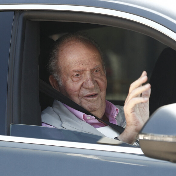 L'ancien roi Juan Carlos I opéré à coeur ouvert pour un triple pontage à 81 ans sort de l'hôpital à Madrid, le 31 août 2019