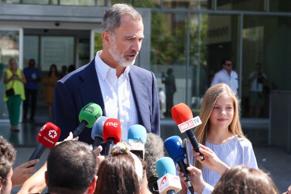 Le roi Felipe VI d'Espagne et sa fille l'infante Sofia d'Espagne sont allés rendre visite au roi Juan Carlos Ier à l'hôpital Quiron à Madrid, le 29 août 2019.
