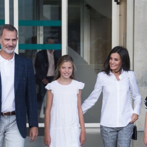 Le roi Felipe VI d'Espagne, la reine Letizia d'Espagne, la princesse Leonor et la princesse Sofia d'Espagne - La famille royale d'Espagne est allée rendre visite au roi Juan Carlos Ier à l'hôpital Quiron à Madrid, le 27 août 2019.