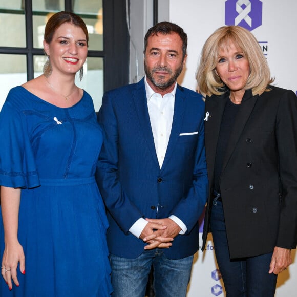 Exclusif - Marlène Schiappa (Secrétaire d'État chargé(e) de l'Égalité entre les femmes et les hommes), Bernard Montiel et la Première Dame Brigitte Macron - L'artiste L.Jenkell dévoile en exclusivité une sculpture unique au profit de la Fondation des Femmes à la Cité Audacieuse le 9 juin 2020