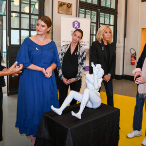 Exclusif - Marlène Schiappa (Secrétaire d'État chargé(e) de l'Égalité entre les femmes et les hommes), la sculptrice et artiste peintre française Laurence Jenkell et la Première Dame Brigitte Macron - L'artiste L.Jenkell dévoile en exclusivité une sculpture unique au profit de la Fondation des Femmes à la Cité Audacieuse le 9 juin 2020