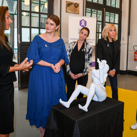 Exclusif - Marlène Schiappa (Secrétaire d'État chargé(e) de l'Égalité entre les femmes et les hommes), la sculptrice et artiste peintre française Laurence Jenkell et la Première Dame Brigitte Macron - L'artiste L.Jenkell dévoile en exclusivité une sculpture unique au profit de la Fondation des Femmes à la Cité Audacieuse le 9 juin 2020