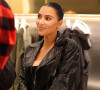 Kim Kardashian fait du shopping dans les rues de Milan lors de la fashion week.