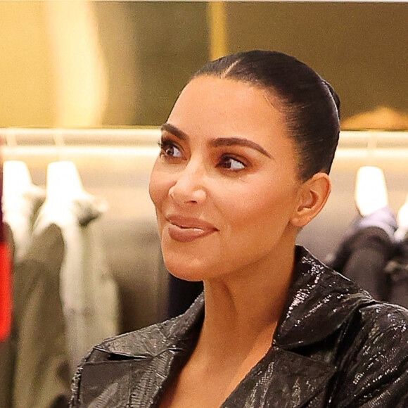 Kim Kardashian fait du shopping dans les rues de Milan lors de la fashion week.