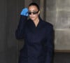 Kim Kardashian, habillée en Prada, quitte son hôtel à Milan, lors de la fashion week, pour se rendre à un dîner organisé par Miuccia Prada et Raf Simons. Le 24 février 2022