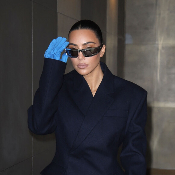 Kim Kardashian, habillée en Prada, quitte son hôtel à Milan, lors de la fashion week, pour se rendre à un dîner organisé par Miuccia Prada et Raf Simons. Le 24 février 2022