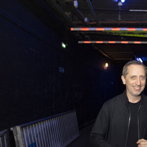 Exclusif - Gad Elmaleh avant de monter sur scène - Gad Elmaleh lors de la dernière parisienne de son spectacle "D'ailleurs" au Dôme de Paris le 26 février 2022 . © Jack Tribeca / Bestimage 