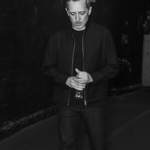 Exclusif - Gad Elmaleh avant de monter sur scène - Gad Elmaleh lors de la dernière parisienne de son spectacle "D'ailleurs" au Dôme de Paris le 26 février 2022 . © Jack Tribeca / Bestimage 