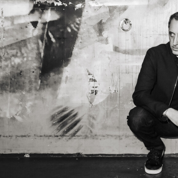 Exclusif - Gad Elmaleh avant de monter sur scène - Gad Elmaleh lors de la dernière parisienne de son spectacle "D'ailleurs" au Dôme de Paris le 26 février 2022 . © Jack Tribeca / Bestimage 