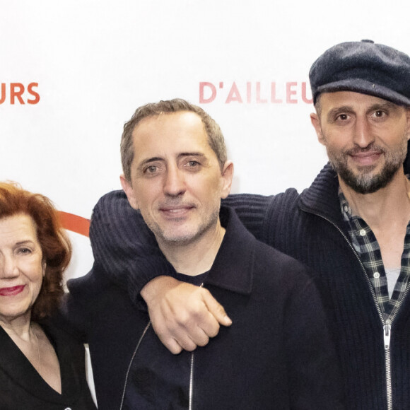 Exclusif - Gad Elmaleh avec ses parents David et Régine Elmaleh, son frère Arié Elmaleh et sa soeur Judith Elmaleh - Gad Elmaleh lors de la dernière parisienne de son spectacle "D'ailleurs" au Dôme de Paris le 26 février 2022 au cocktail de l'After show. © Jack Tribeca / Bestimage 