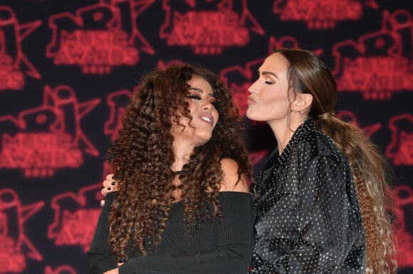 Amel Bent (enceinte) et Vitaa lors de la 23ème édition des NRJ Music Awards 2021 au Palais des Festivals de Cannes, le 20 novembre 2021. © Rachid Bellak/Bestimage 