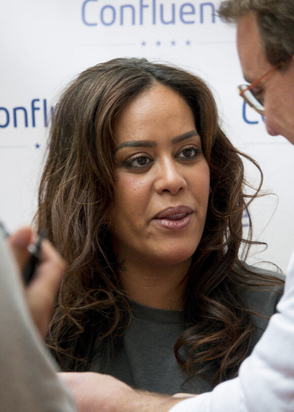 La chanteuse Amel Bent venue rencontrer son public pour dédicacer son album et faire des selfies avec ses fans au centre commercial confluence à Lyon le 30 octobre 2021. © Sandrine Thesillat/Panoramic/Bestimage