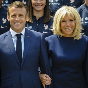 Le président Emmanuel Macron, la première dame Brigitte Macron - Le président de la République et sa femme au Centre national de Football de Clairefontaine pour déjeuner avec l'équipe de France féminine le 4 juin 2019. © Pierre Perusseau / Bestimage 