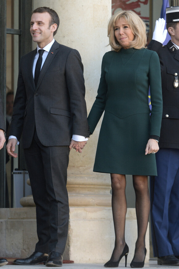 Le président Emmanuel Macron et sa femme Brigitte raccompagnent le premier ministre du Quebec François Legault et sa femme Isabelle Brais après un entretien au palais de l'Elysée à Paris le 21 janvier 2019. © Giancarlo Gorassini / Bestimage 