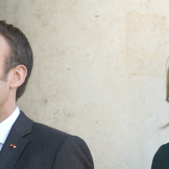 Le président Emmanuel Macron et sa femme Brigitte raccompagnent le premier ministre du Quebec François Legault et sa femme Isabelle Brais après un entretien au palais de l'Elysée à Paris le 21 janvier 2019. © Giancarlo Gorassini / Bestimage 