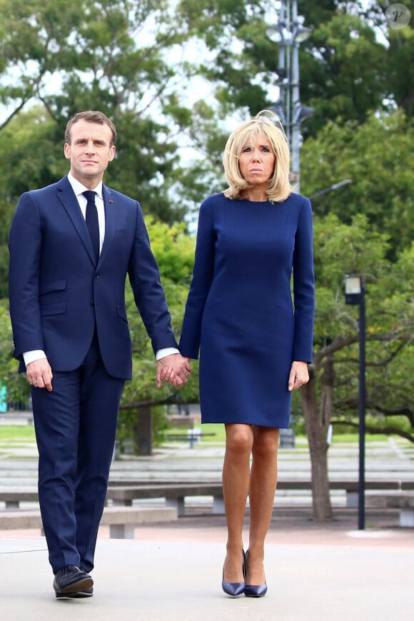 Le président Emmanuel Macron et sa femme Brigitte - Le président de la République Française et sa femme rendent hommages aux victimes du terrorisme d'Etat au Parc de la Mémoire à Buenos Aires le 29 novembre 2018. © Stéphane Lemouton / Bestimage 