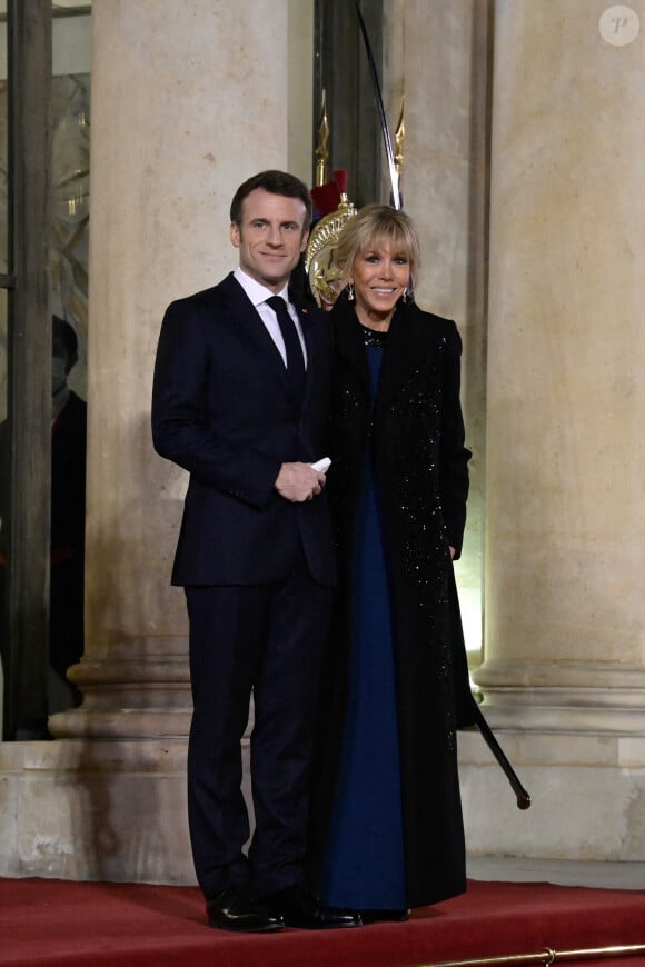 Le président Emmanuel Macron et Brigitte Macron - Arrivées au dîner offert par le président de la République en l'honneur de M. Marcelo Rebelo de Sousa, Président de la République portugaise au palais de l'Elysée à Paris le 11 février 2022. © Federico Pestellini / Panoramic / Bestimage 