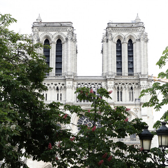 Illustration du tournage du nouveau film de Jean-Jacques Annaud "Notre-Dame brûle" sur le parvis de la cathédrale Notre-Dame à Paris. Le 27 avril 2021 © Christophe Aubert via Bestimage 