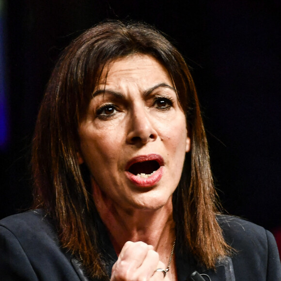 Anne Hidalgo - Anne Hidalgo transforme son meeting de Bordeaux en manifestation de soutien à l'Ukraine le 26 février 2022. © Thierry Breton / Panoramic / Bestimage 