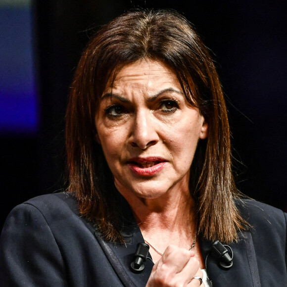 Anne Hidalgo - Anne Hidalgo transforme son meeting de Bordeaux en manifestation de soutien à l'Ukraine le 26 février 2022. © Thierry Breton / Panoramic / Bestimage 