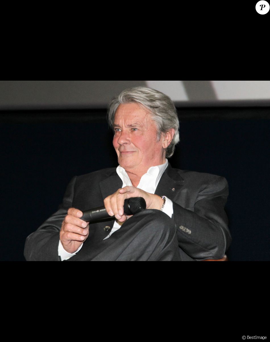 Exclusif - Alain Delon à la projection du film La Piscine en marge de l'exposition que la ville de Boulogne-Billancourt consacre à Romy Schneider