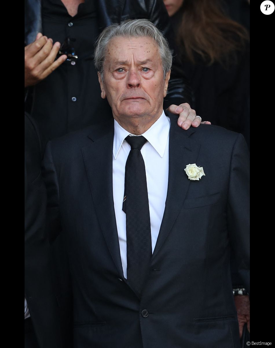 Alain Delon - Sorties des obsèques de Mireille Darc en l'église Saint-Sulpice à Paris. Le 1er septembre 2017