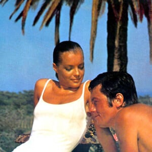 Alain Delon et Romy Schneider sur le tournage du film "La piscine". 1969 