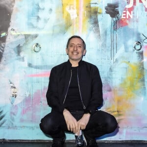 Exclusif - Gad Elmaleh avant de monter sur scène - Gad Elmaleh lors de la dernière parisienne de son spectacle "D'ailleurs" au Dôme de Paris le 26 février 2022 . © Jack Tribeca / Bestimage