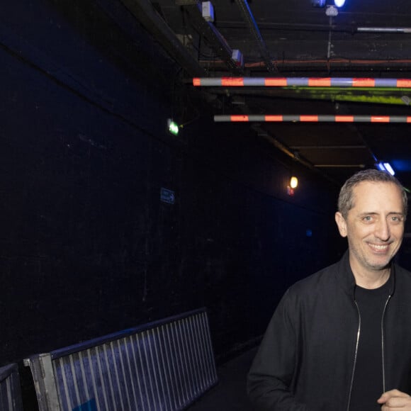 Exclusif - Gad Elmaleh avant de monter sur scène - Gad Elmaleh lors de la dernière parisienne de son spectacle "D'ailleurs" au Dôme de Paris le 26 février 2022 . © Jack Tribeca / Bestimage