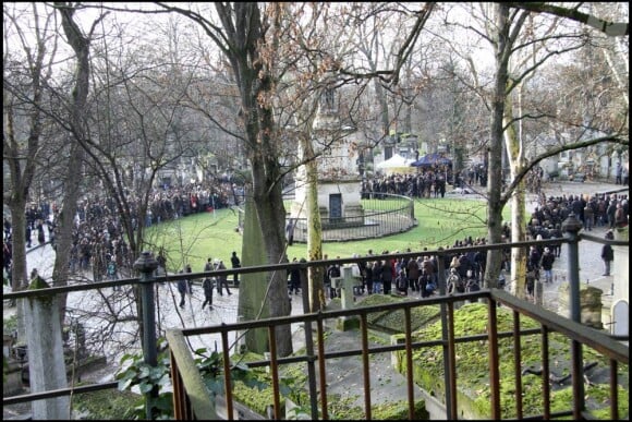Obsèques de Mano Solo, au Père-Lachaise, le 14 janvier 2010 : une émotion et un recueillement partagés par la famille, les proches et quelques dizaines d'anonymes endeuillés...