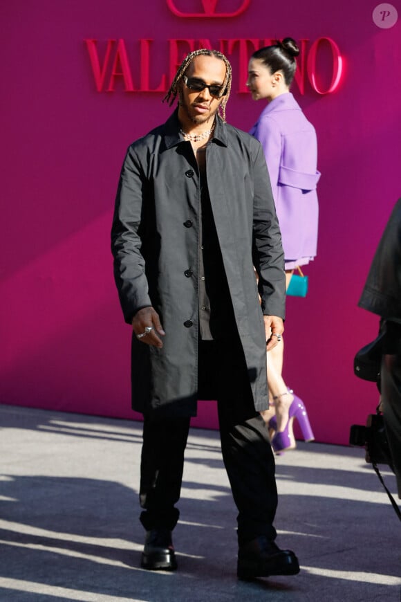 Lewis Hamilton arrive au Carreau du Temple pour assister au défilé de mode Valentino, collection prêt-à-porter automne-hiver 2022/2023. Paris, le 6 mars 2022 © Veeren-Christophe Clovis / Bestimage