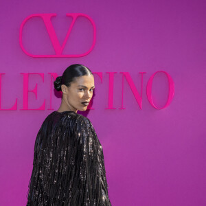 Tina Kunakey assiste au défilé de mode Valentino, collection prêt-à-porter automne-hiver 2022/2023, au Carreau du Temple. Paris, le 6 mars 2022.