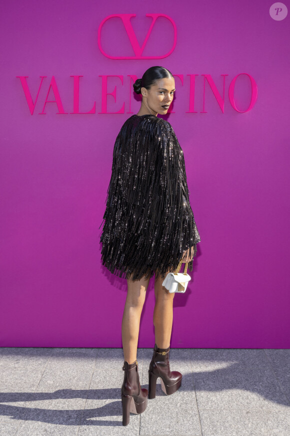 Tina Kunakey assiste au défilé de mode Valentino, collection prêt-à-porter automne-hiver 2022/2023, au Carreau du Temple. Paris, le 6 mars 2022.