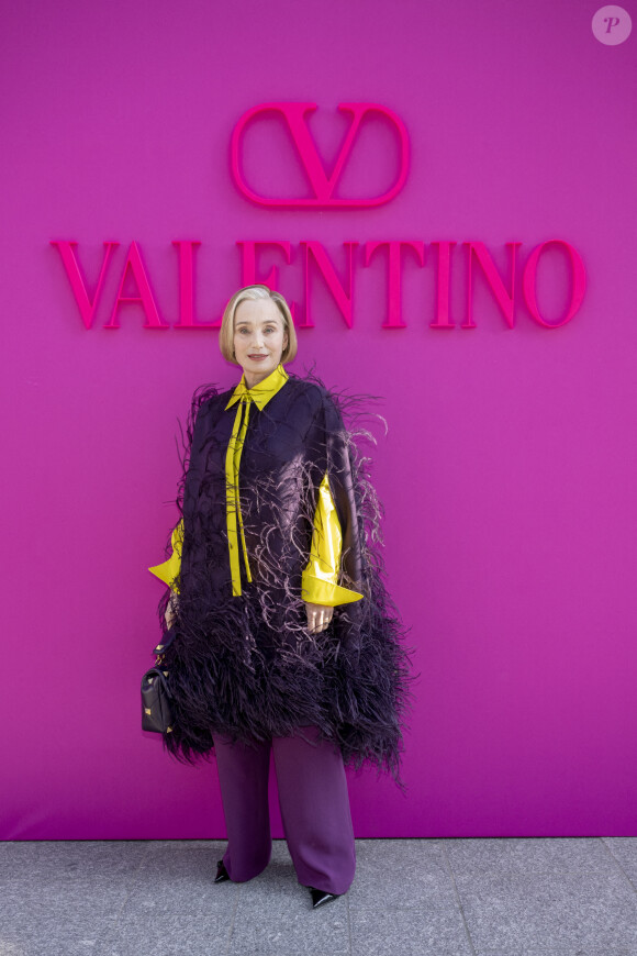 Kristin Scott Thomas assiste au défilé de mode Valentino, collection prêt-à-porter automne-hiver 2022/2023, au Carreau du Temple. Paris, le 6 mars 2022.