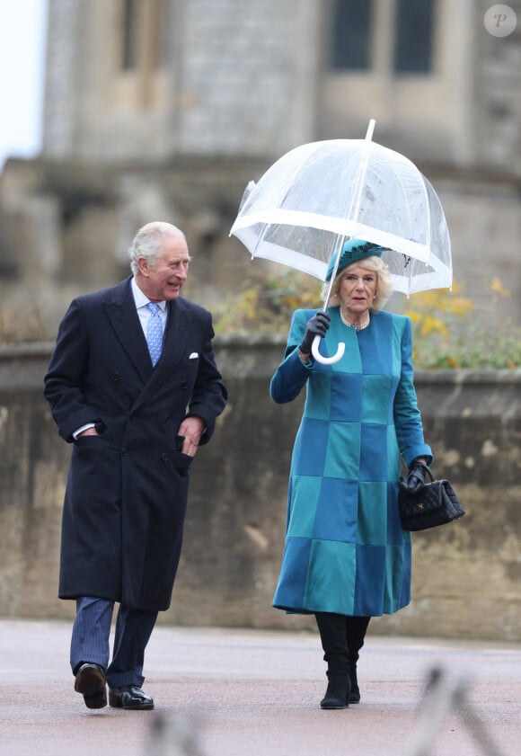 Le prince Charles, prince de Galles, et Camilla Parker Bowles, duchesse de Cornouailles, arrivent à la messe de Noël à la Chapelle Saint-George du château de Windsor, le 25 décembre 2021.