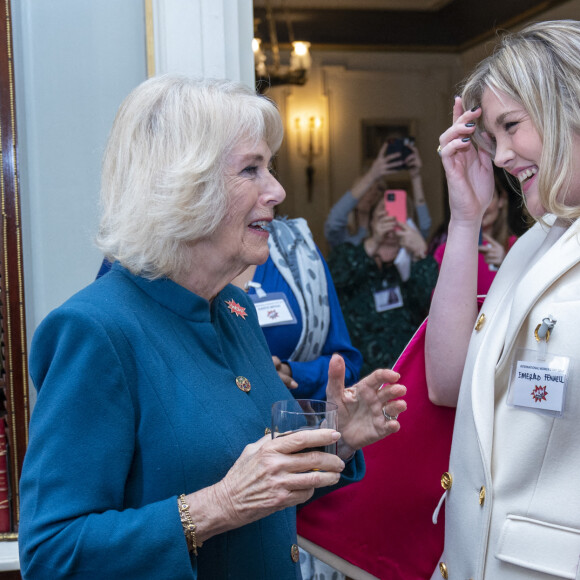 Camilla Parker Bowles, duchesse de Cornouailles, avec l'actrice Emerald Fennell, lors d'un réception pour marquer la Journée internationale de la femme à Clarence House à Londres, le 8 mars 2022.