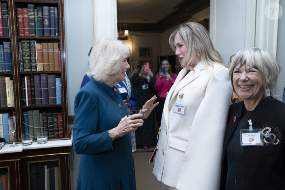 Camilla Parker Bowles, duchesse de Cornouailles, avec l'actrice Emerald Fennell, lors d'un réception pour marquer la Journée internationale de la femme à Clarence House à Londres, le 8 mars 2022.